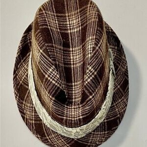 MANS BROWN HAT WITH WHITE BAND